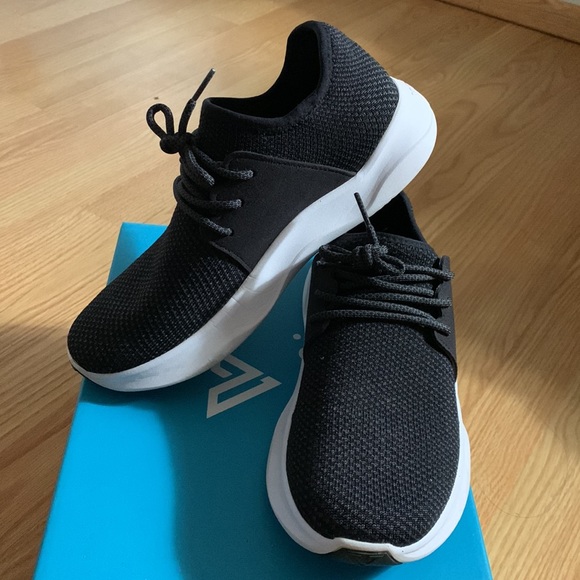 Vessi womens everyday sneaker in midnight black - Picture 6 of 8